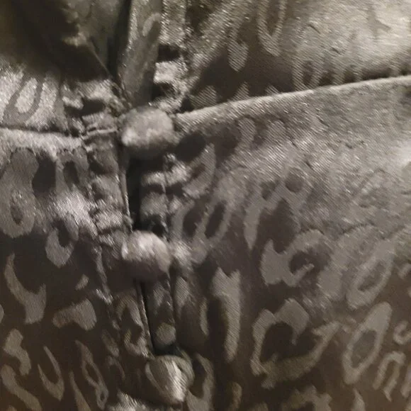 NWOT Lulus Skylar Rose Black Sleeveless Satin Leopard Peblum Blouse - Picture 4 of 7